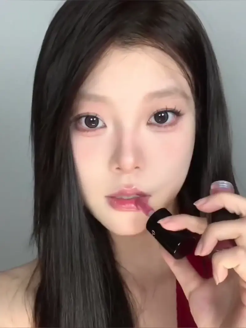 Glossy Lip Plumper with Smoothing Effect