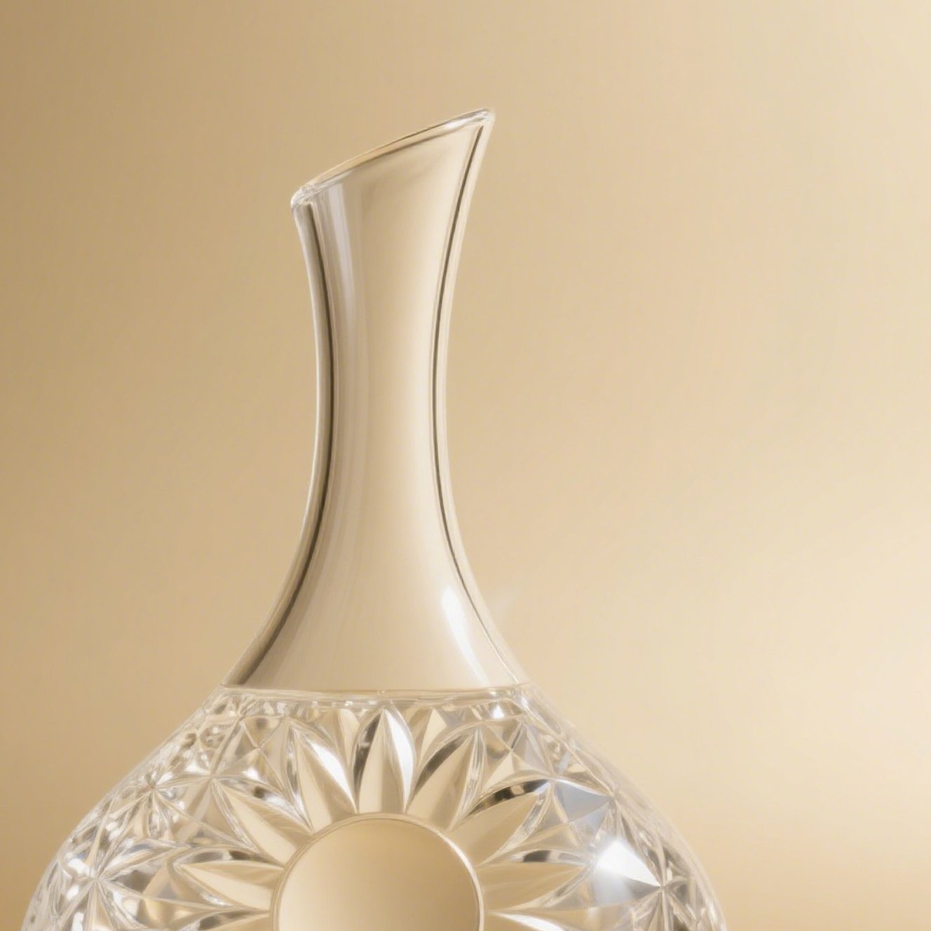 Detail křišťálové nádoby na víno