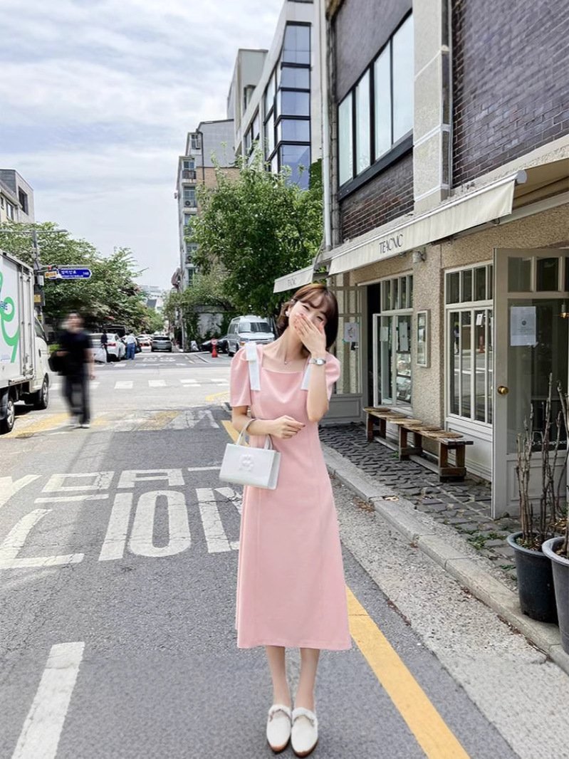 Francouzské bublinkové šaty s hranatým výstřihem