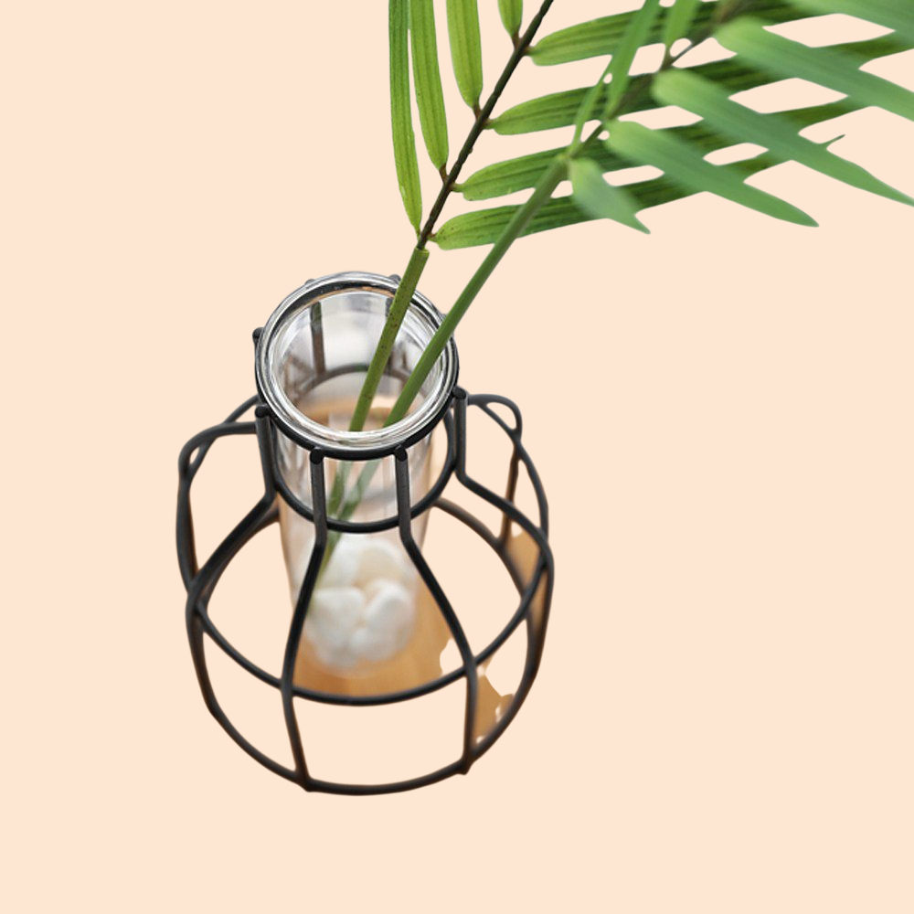 おしゃれな室内装飾にピッタリのアイアン製花瓶