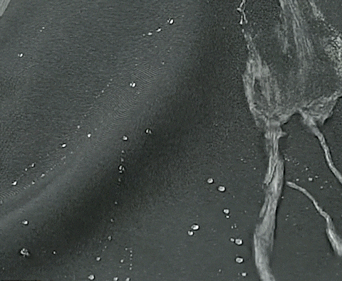 動きやすい立体裁断のハードシェルパンツ