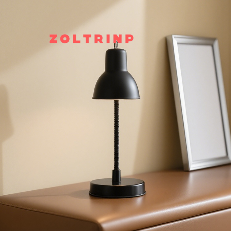 Altmodische Tischlampe aus Metall auf einem Schreibtisch