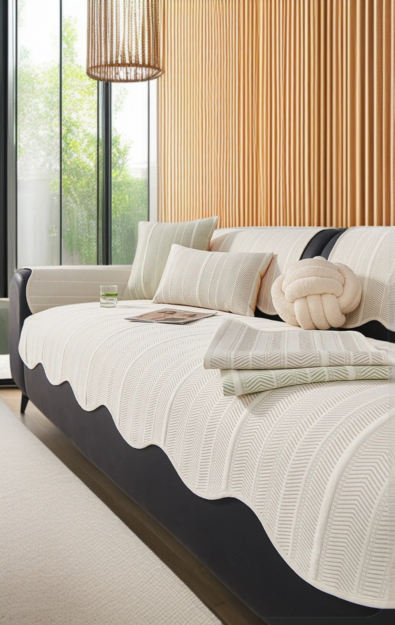 여름용 아이스 쿨링 방석 소파 위에 배치된 모습