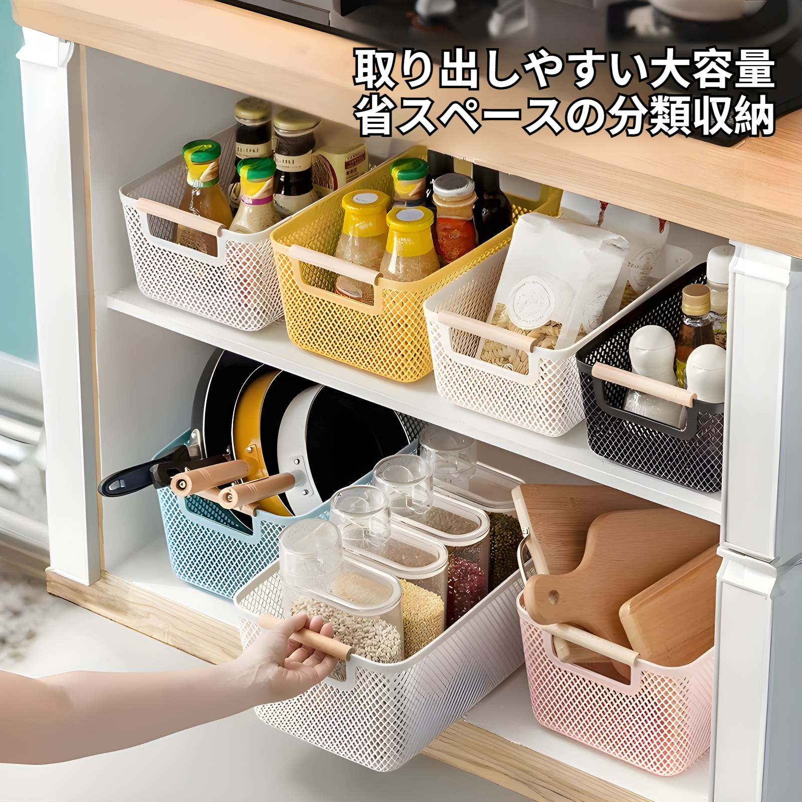 卓上で小物を整理する収納バスケット