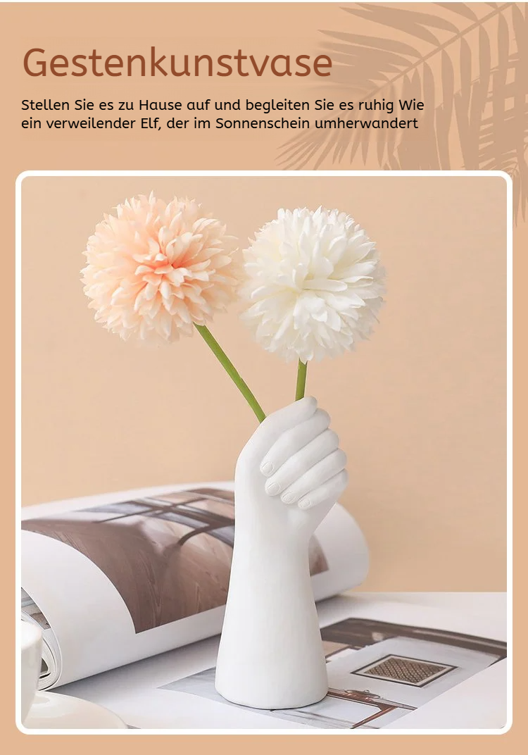 Handskulptur Harzvase auf einem Tisch