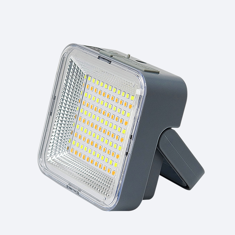 太陽光充電キャンプライトを点灯