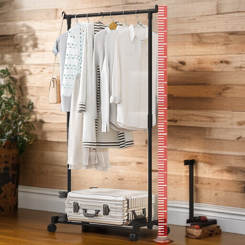 Jednoduchý pojízdný věšák na oblečení a klobouky do ložnice a na balkon.