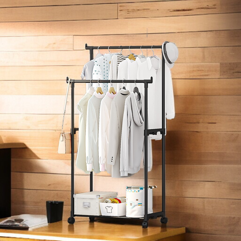 Jednoduchý pojízdný věšák na oblečení a klobouky do ložnice a na balkon.