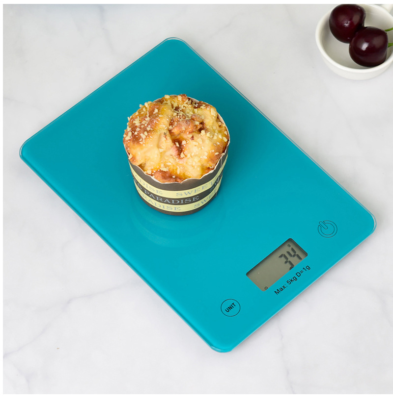 料理材料を計量するステンレスキッチンスケール