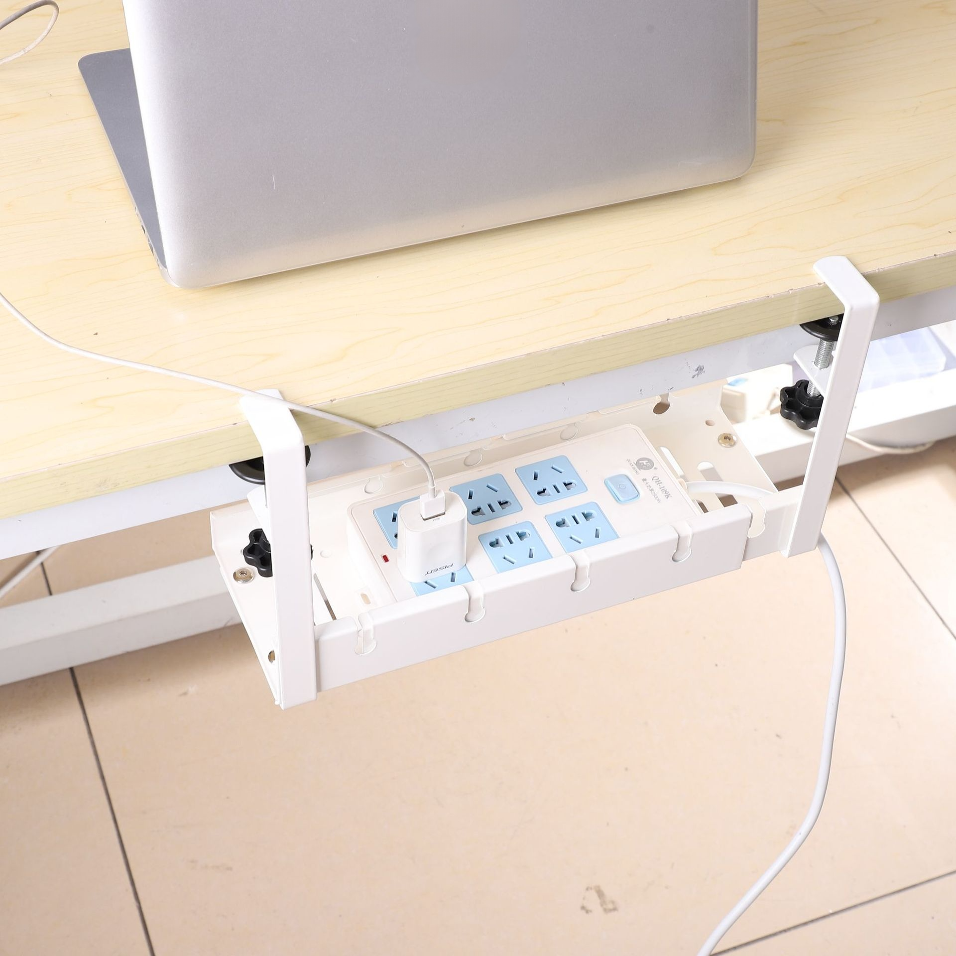 引き込み式収納フレームをテーブル下に取り付けた様子