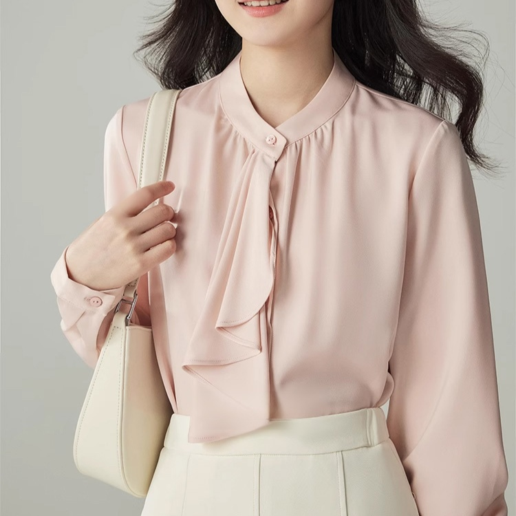 オフィスコーデに最適なボウタイ風ブラウス