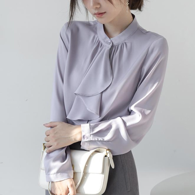 デートにもおすすめのレディーストップス