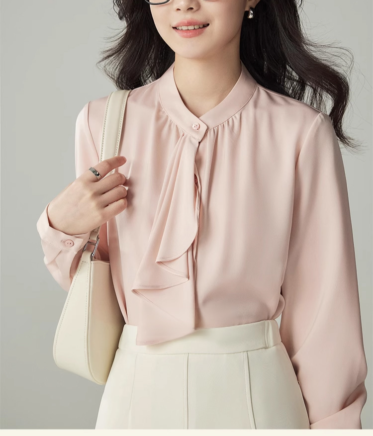 柔らかい素材感のボウタイ風ブラウス