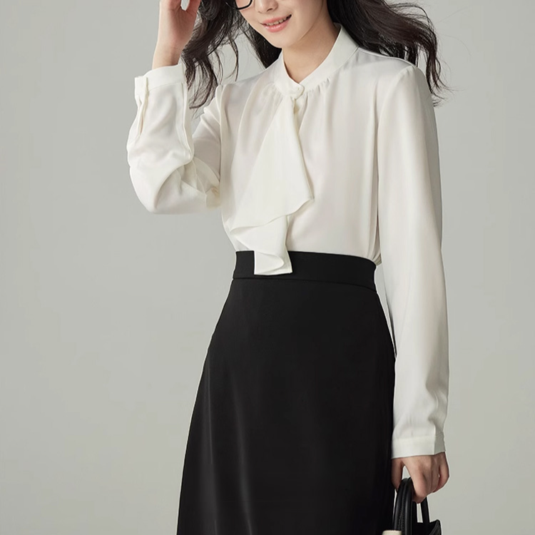 ボウタイリボンが特徴のレディースブラウス