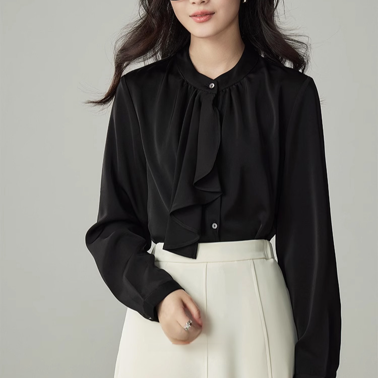 シンプルで洗練されたボウタイブラウス