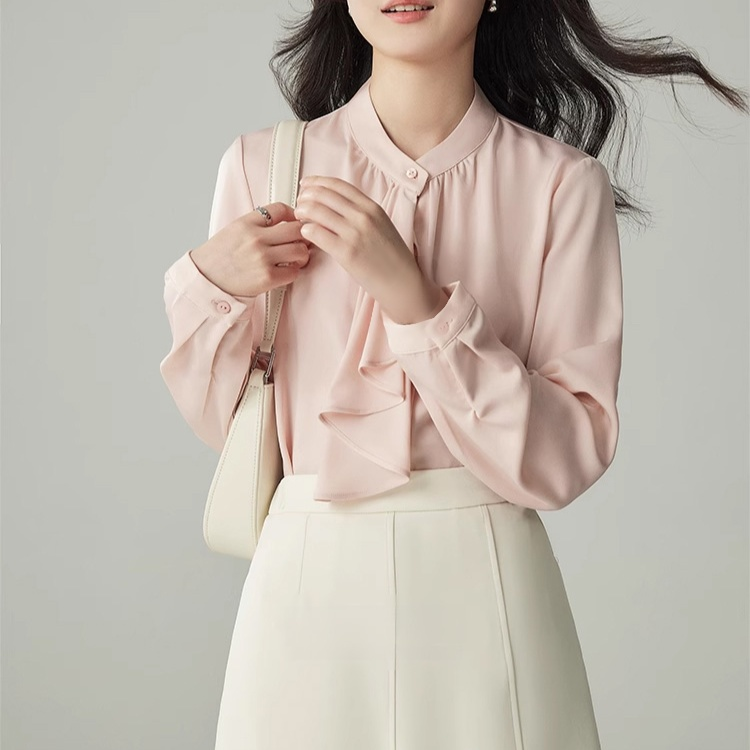 春夏にぴったりの軽やかなブラウス