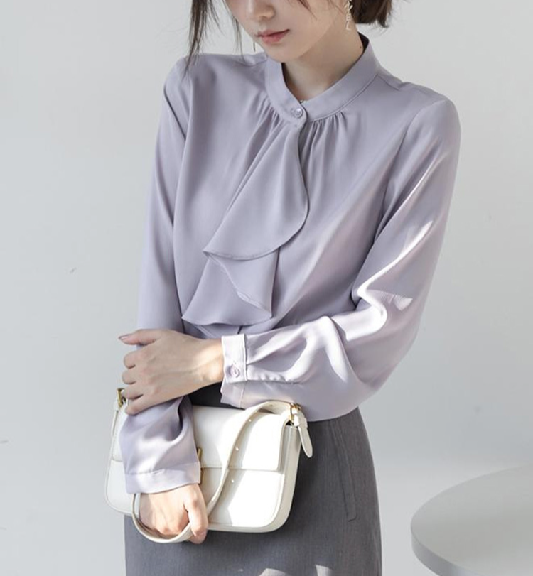 シンプルで上品なレディースブラウス