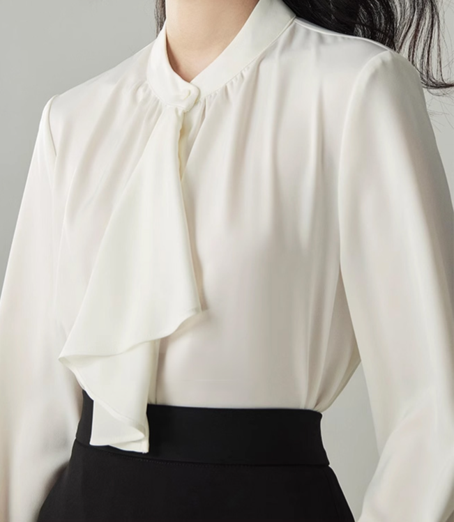 ボウタイ風ブラウス