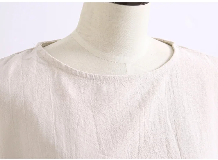 エレガントなシルエットのワンピース後ろ姿