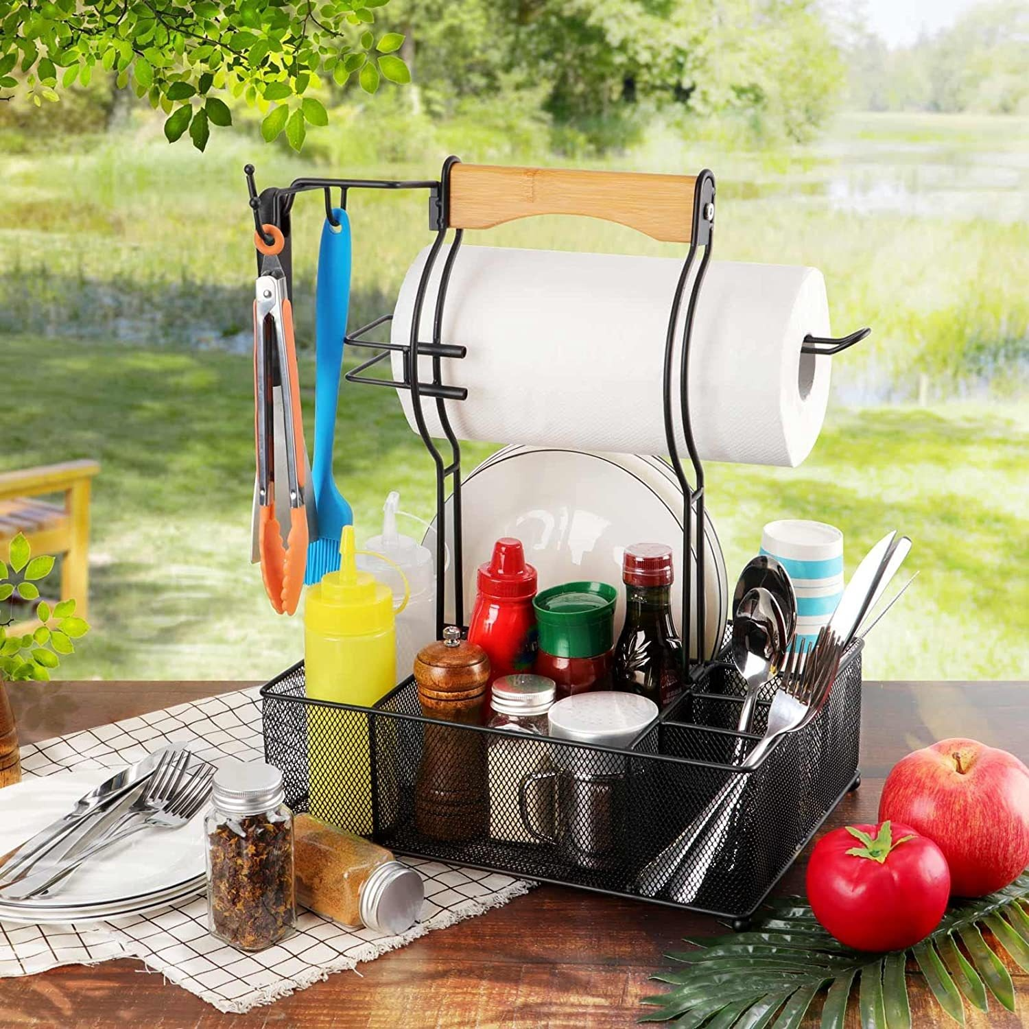 アウトドアで使用中の錬鉄製バーベキューバスケット