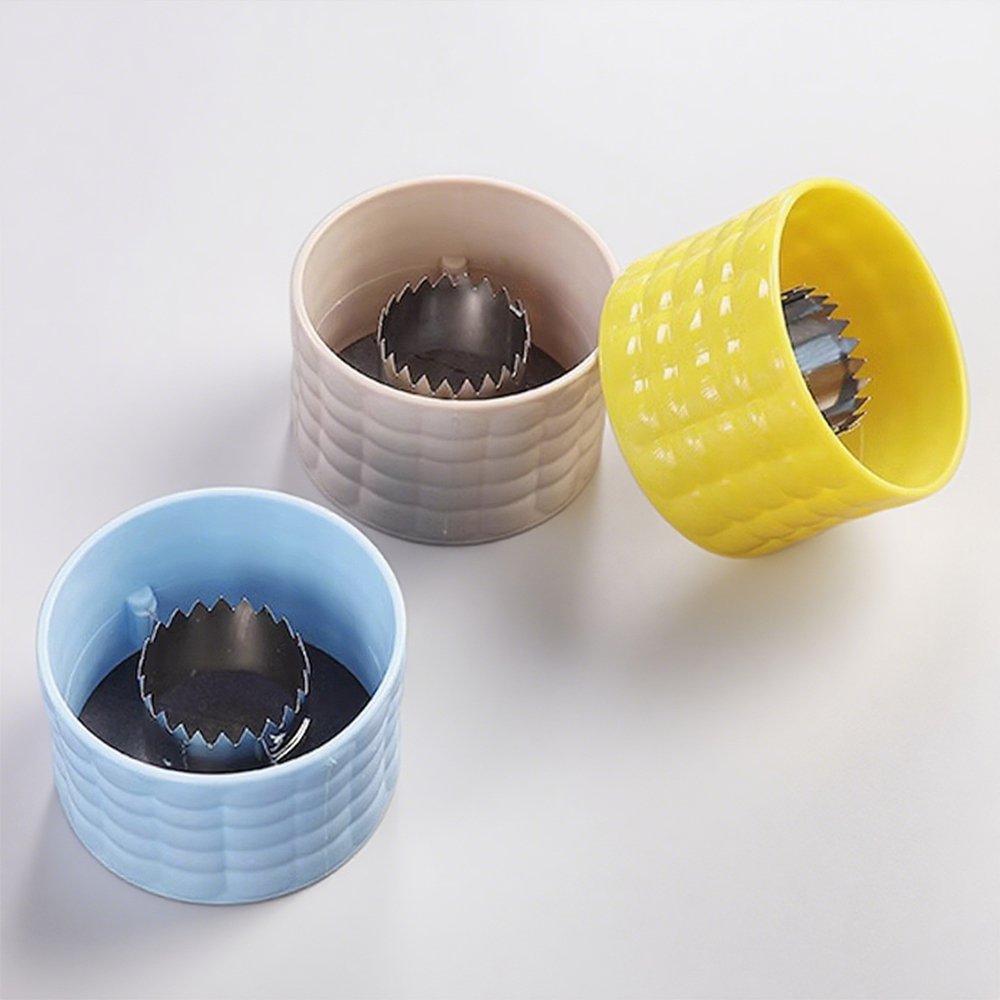 コーンの皮を簡単にむく様子