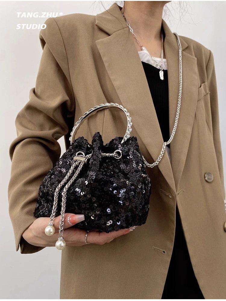 패션하고 코디하기 쉬운 스팽글 버킷백