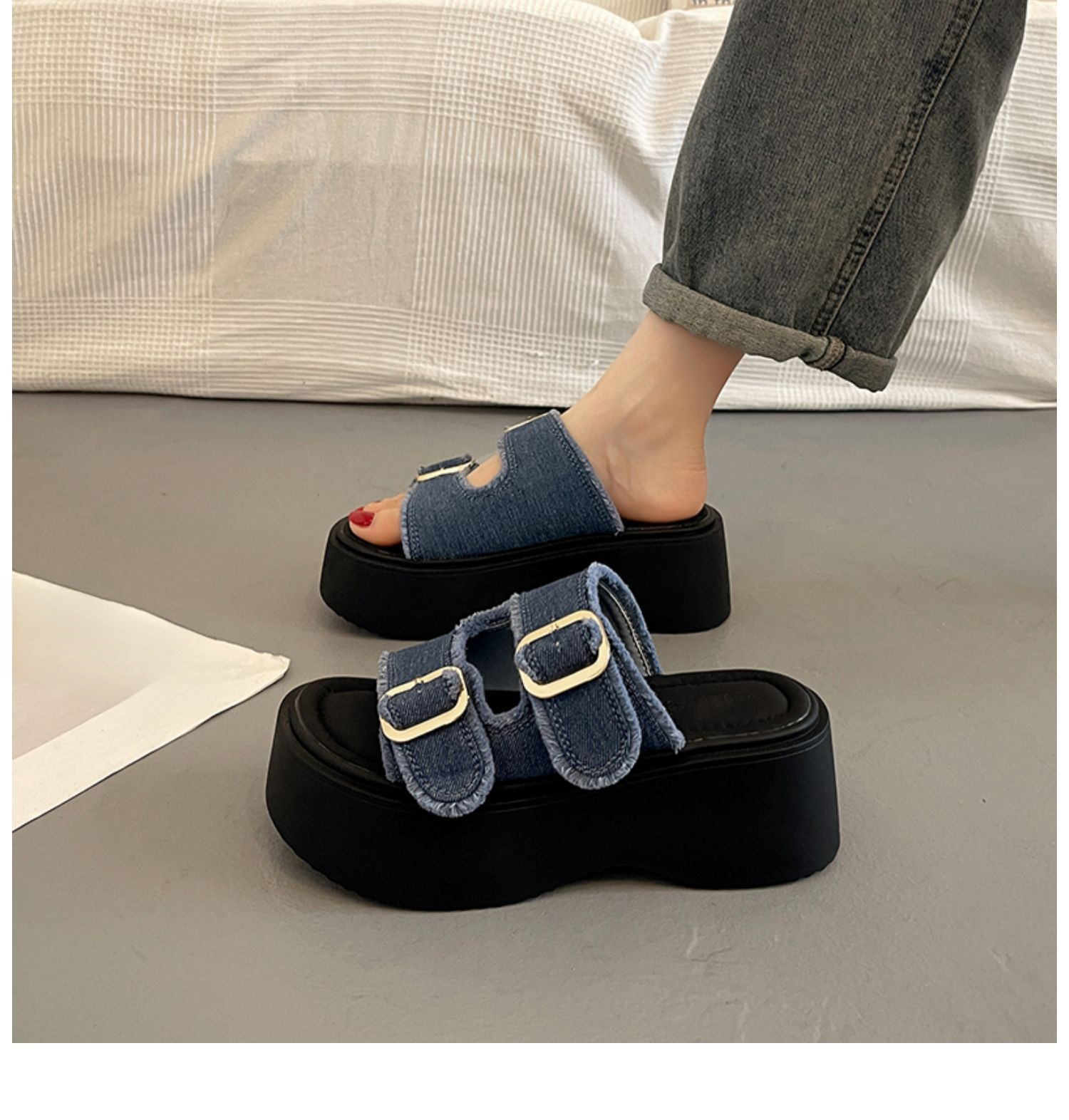 厚底ヒールでスタイルアップする春夏サンダル