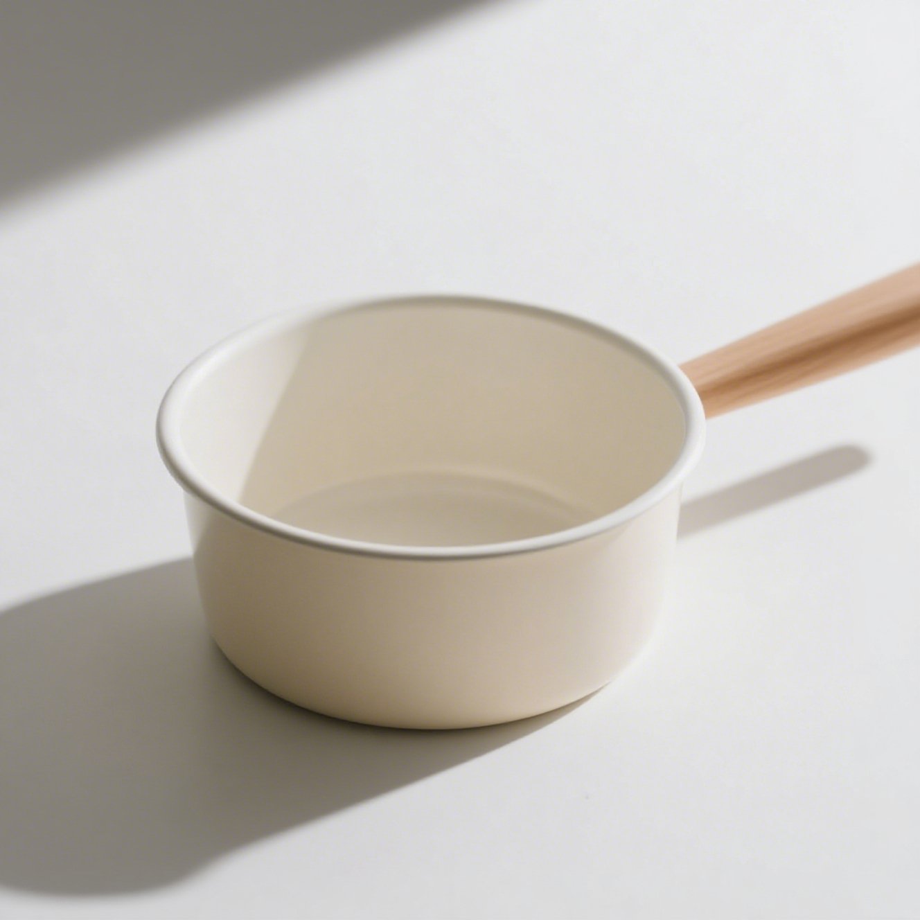 베이지색 에나멜 우유 냄비 전체 모습