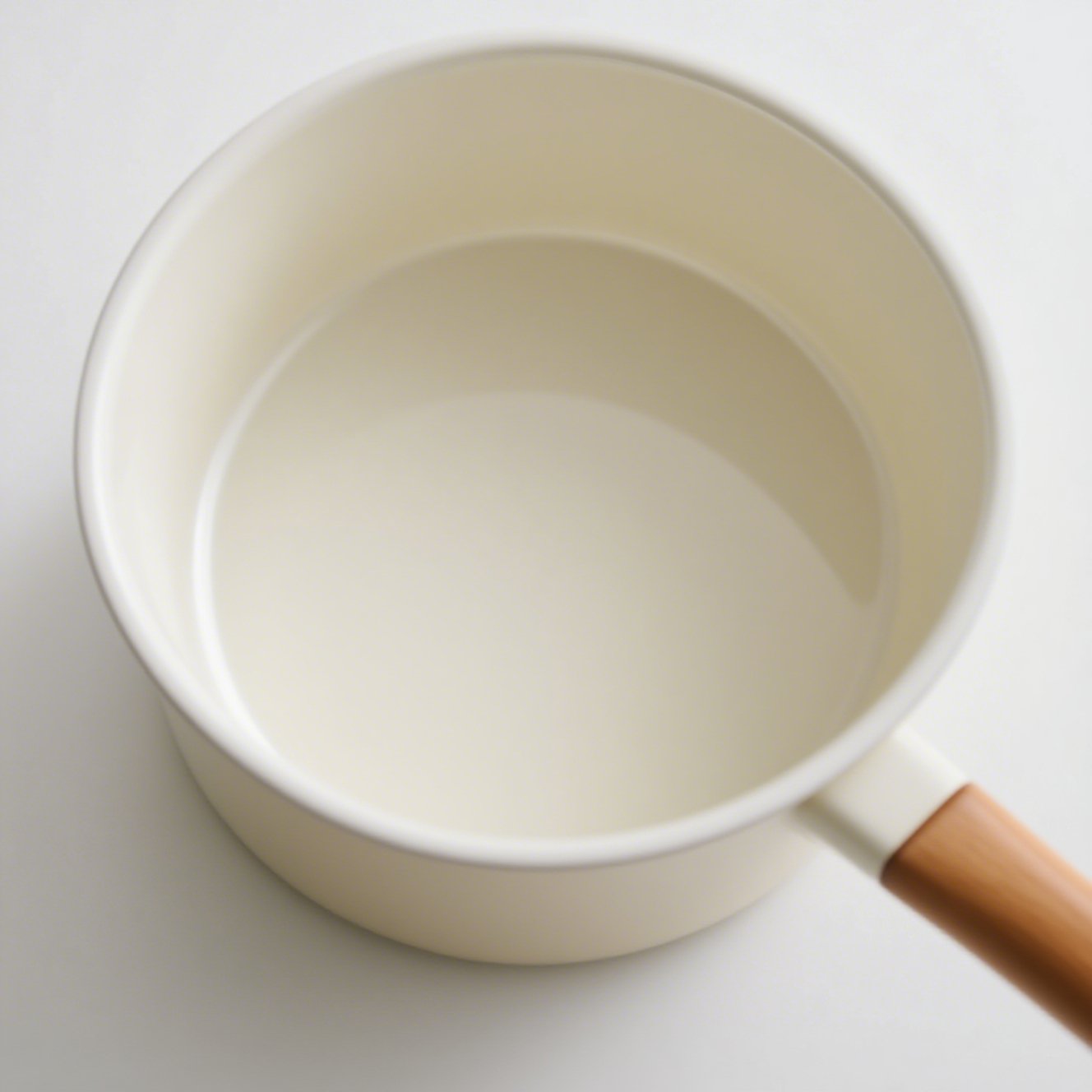  베이지색 에나멜 우유 냄비