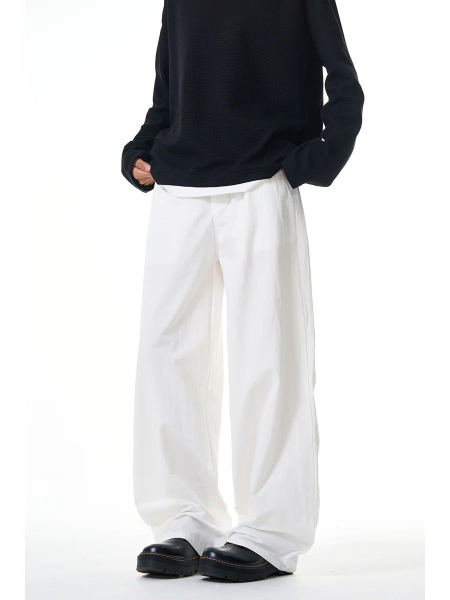 万能な白のワイドレッグパンツ
