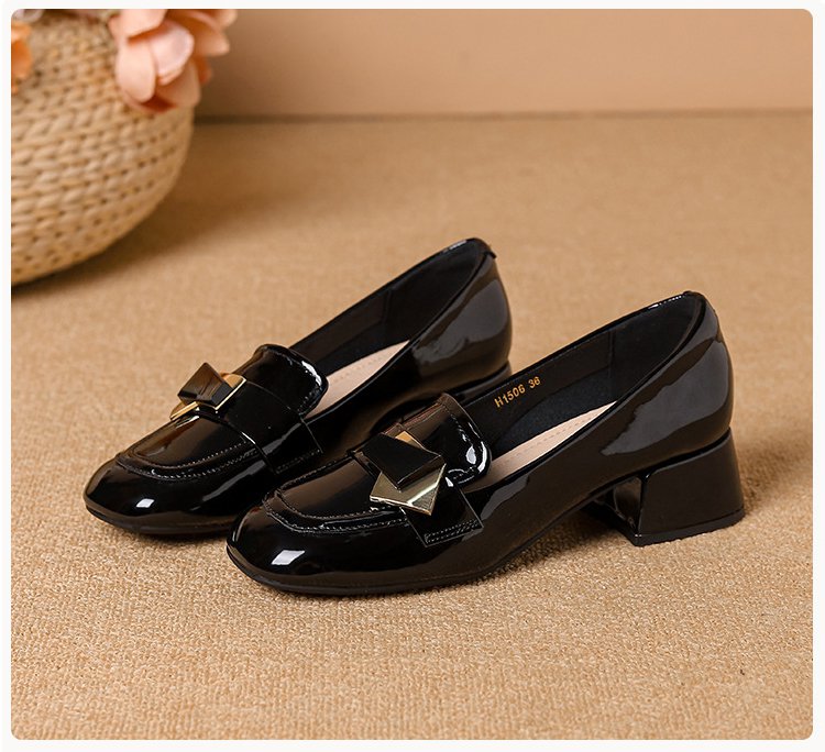 エナメルレザーローファーのディテール画像