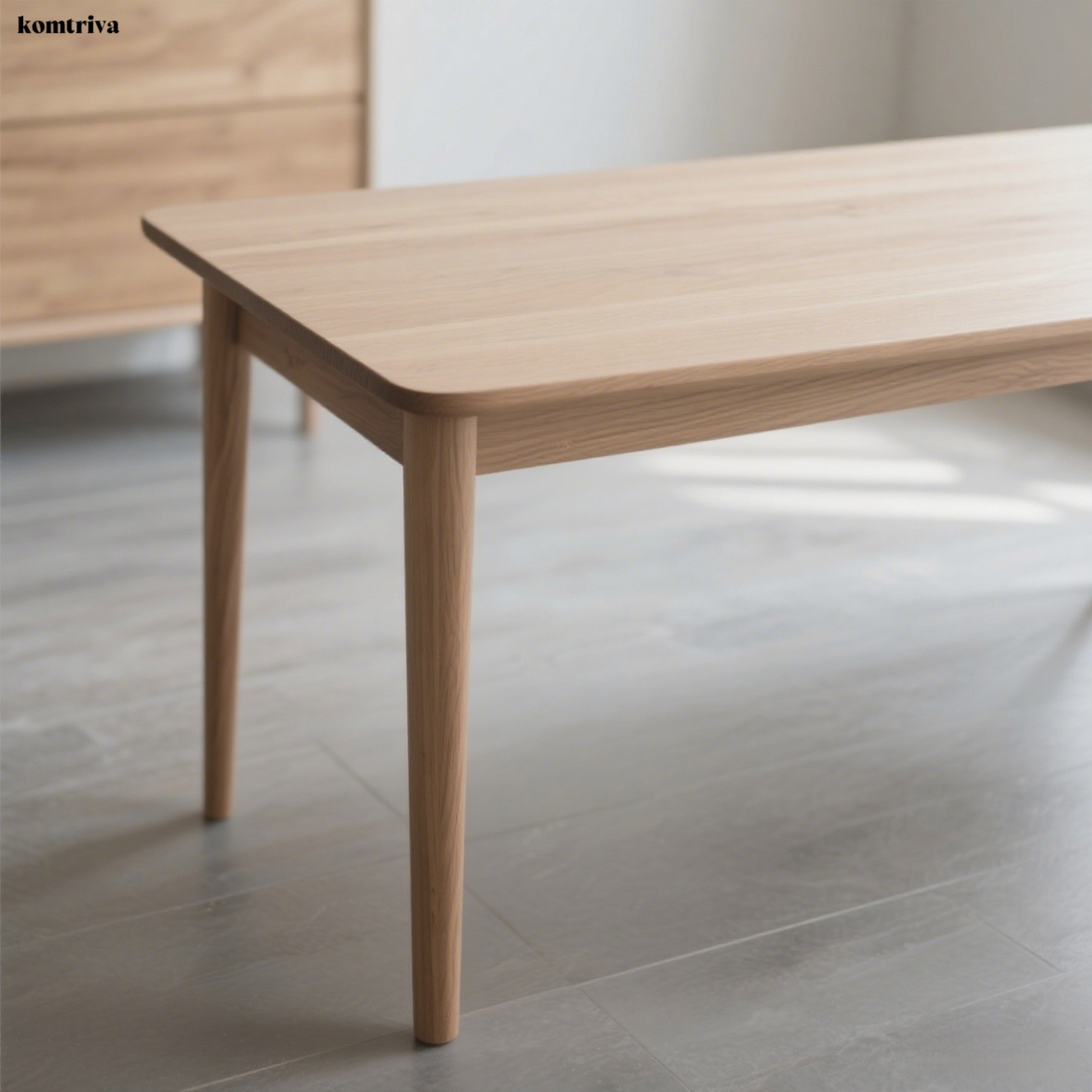 シンプルな木製ダイニングテーブル