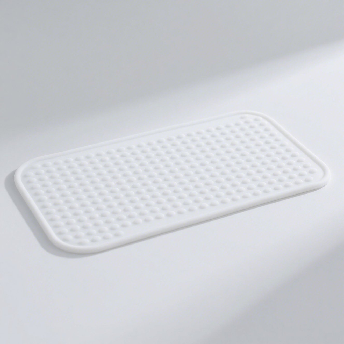 Detail protiskluzové struktury bílé podložky