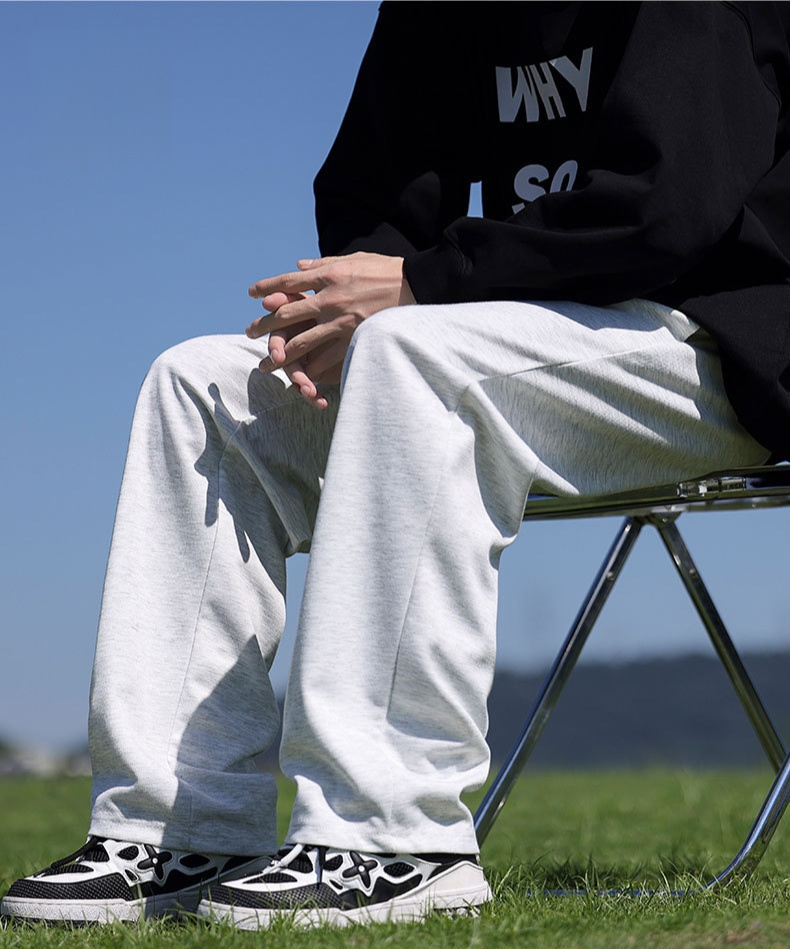 Vista lateral de pantalones sueltos que estilizan la figura