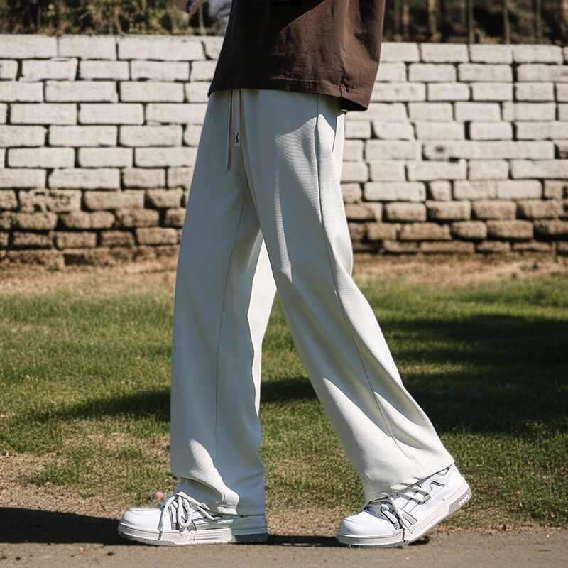 Detalle de cintura elástica en pantalones casuales