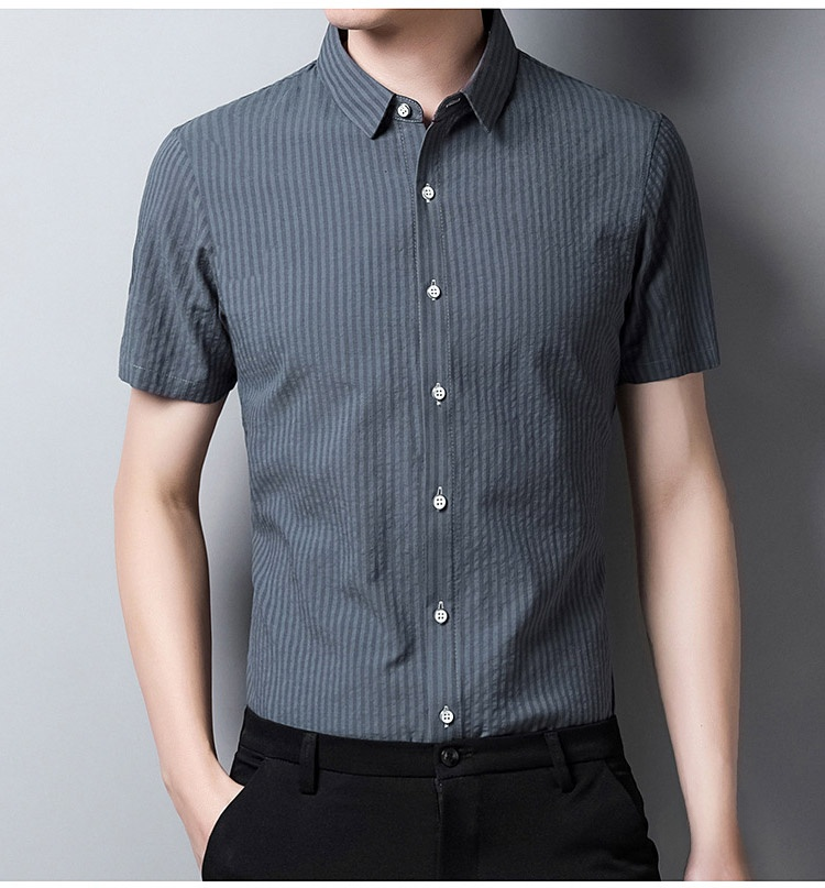 オフィスにも着られるストライプ半袖シャツ