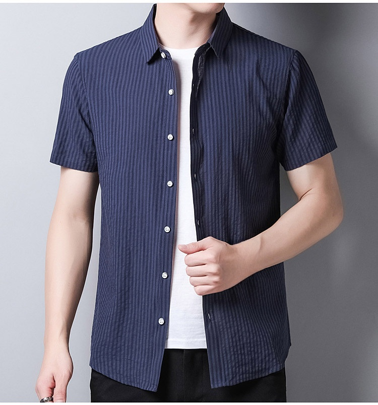 夏にぴったりのカジュアルストライプシャツ