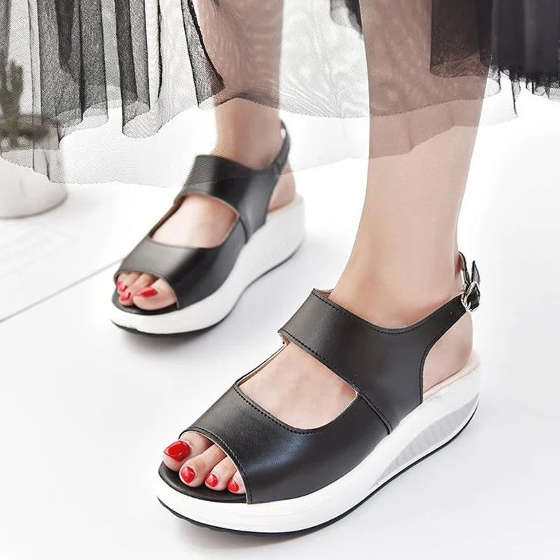 【牛革サンダル】まるで素足感覚の圧倒的な軽さで、足さばきも快適♪