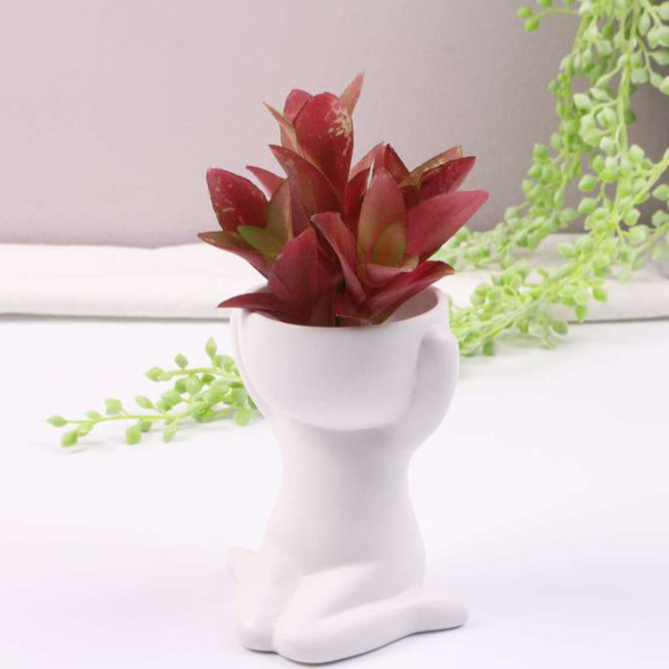 Keramický květináč ve tvaru postavy