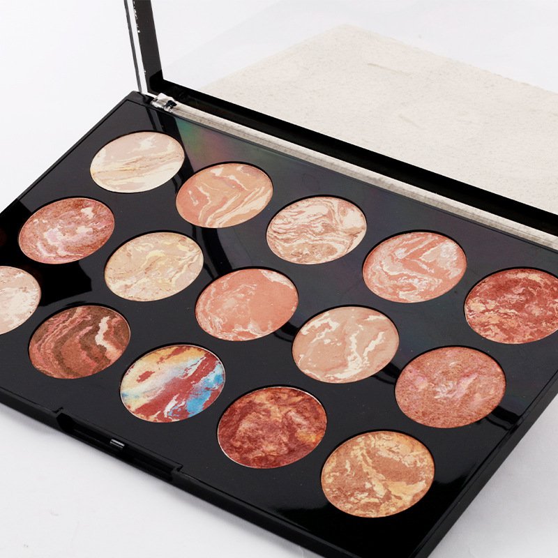 アースカラーのマットアイシャドウ