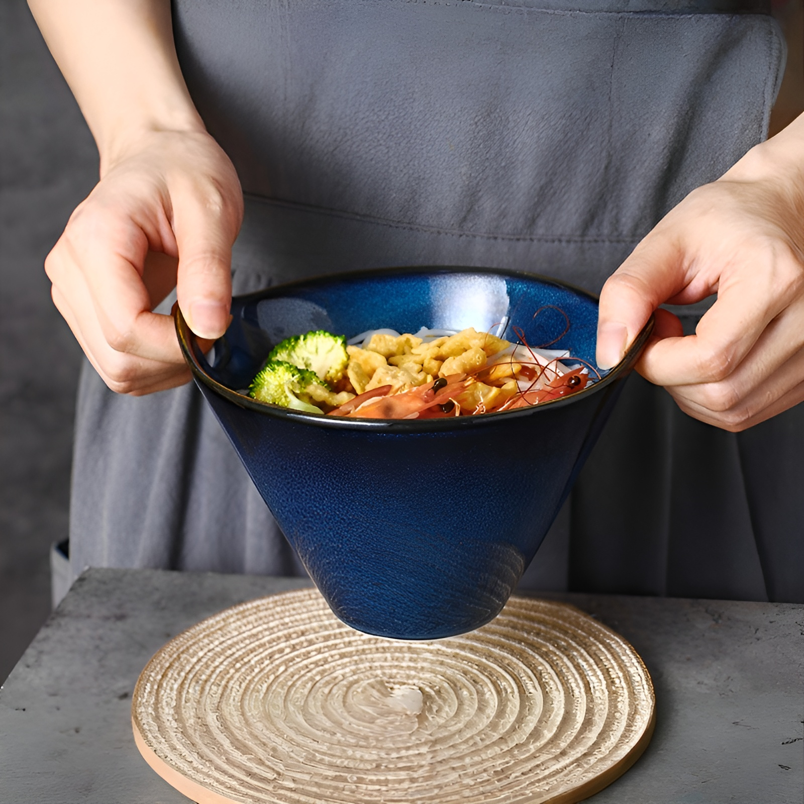 家庭用ラーメン鉢に盛り付けたラーメン