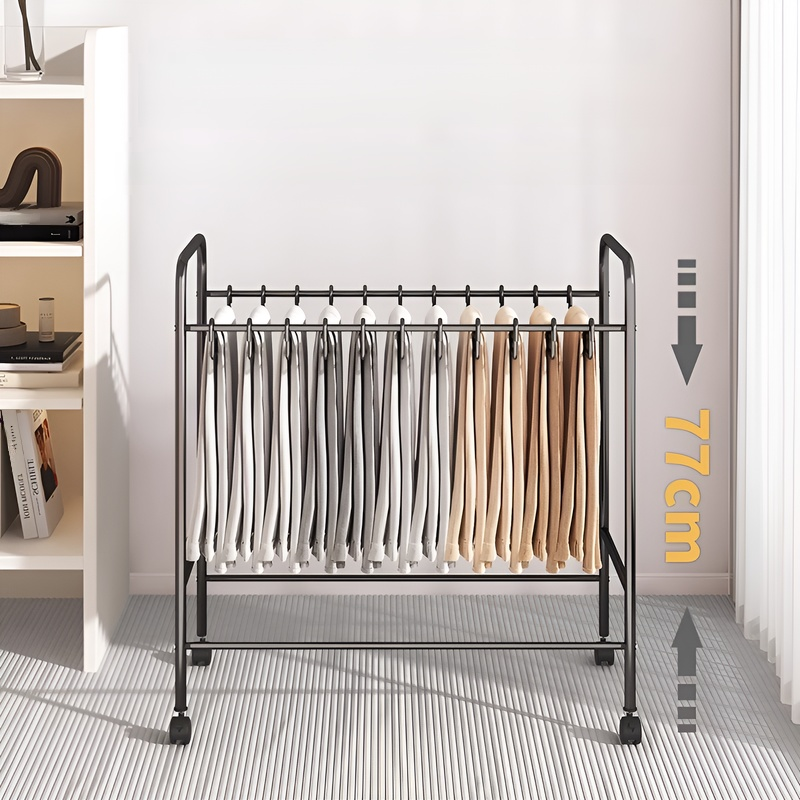 여러 바지와 스커트 정리된 수납 선반