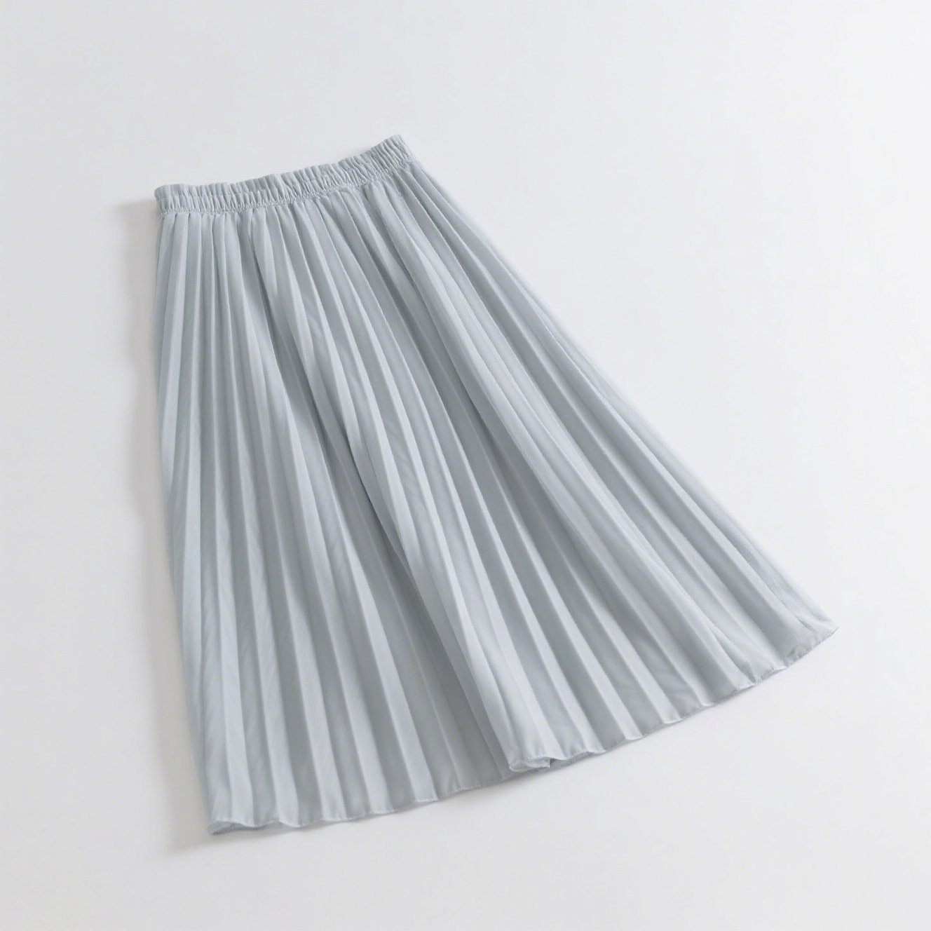 ライトグレーのプリーツスカートの美しいシルエット