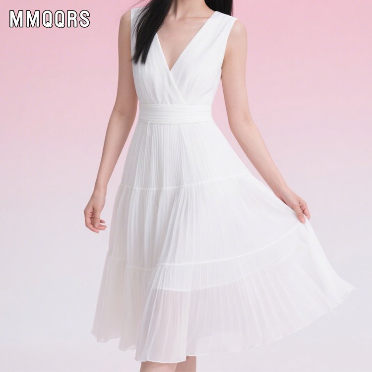 ウエストを絞ってほっそり見えるvネックの白いロングスカートです