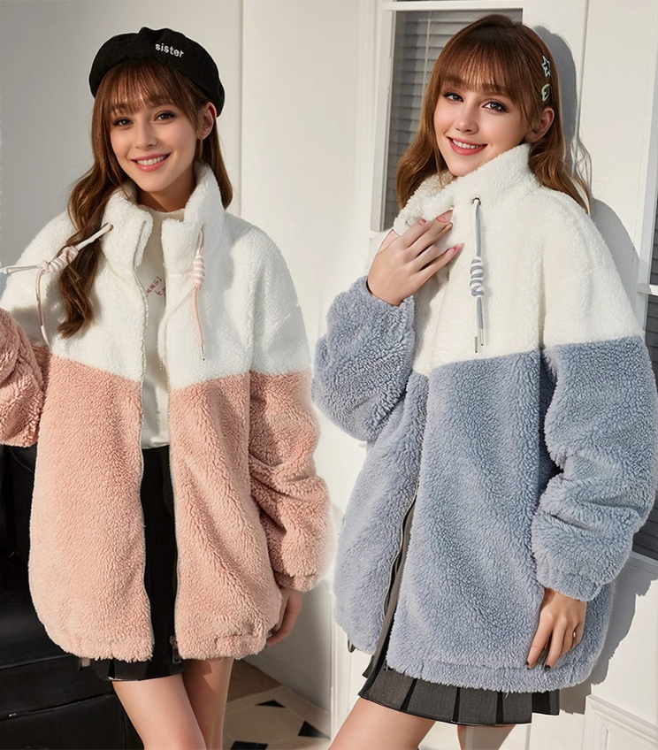 O haină din lână de miel în două culori