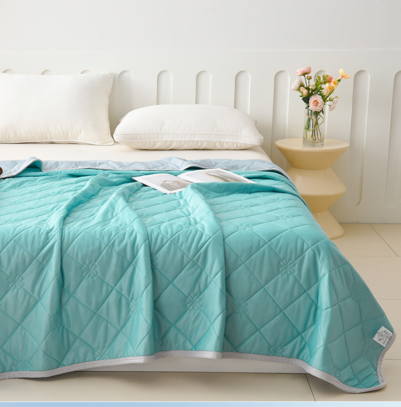 여름 침실 인테리어와 잘 어울리는 이불