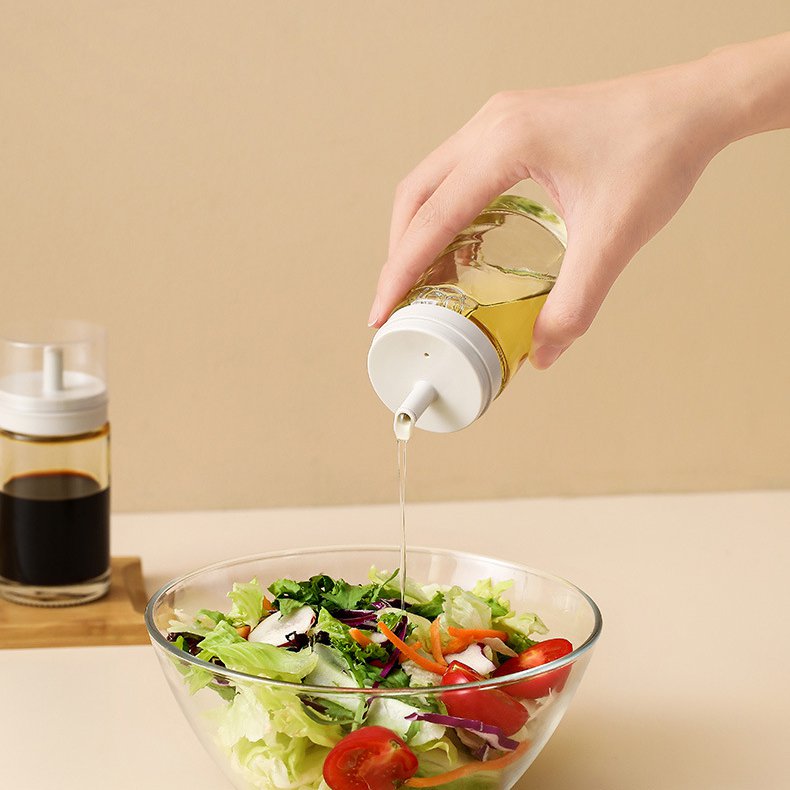 Siegelflaschen, die die soße Von ihrer familie in soße Essen