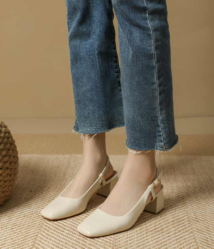 安定感のあるストラップデザインのミュール