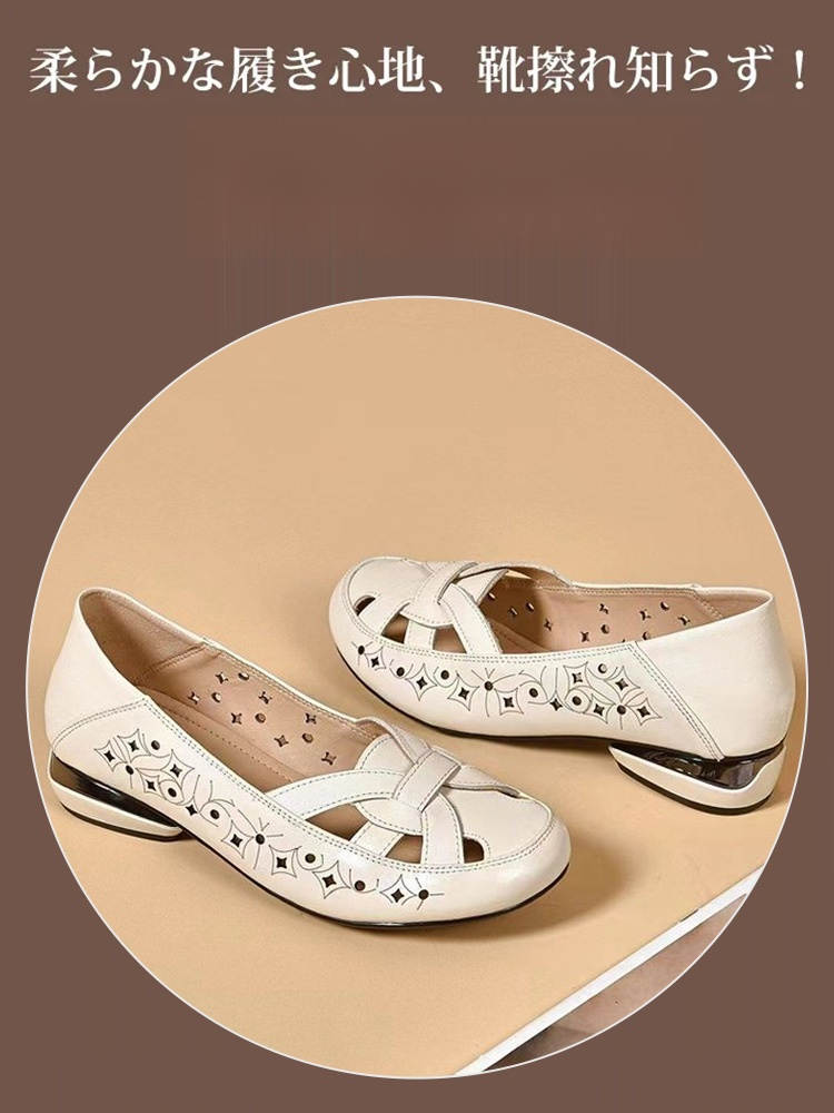 透かし彫りが施されたレザーシューズ