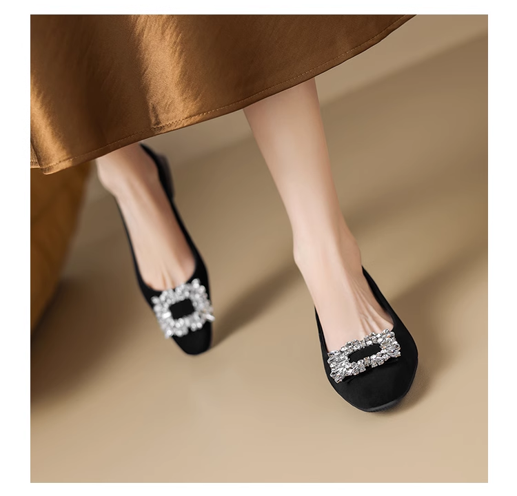 صورة مقربة لكعب الحذاء السميك المرصع